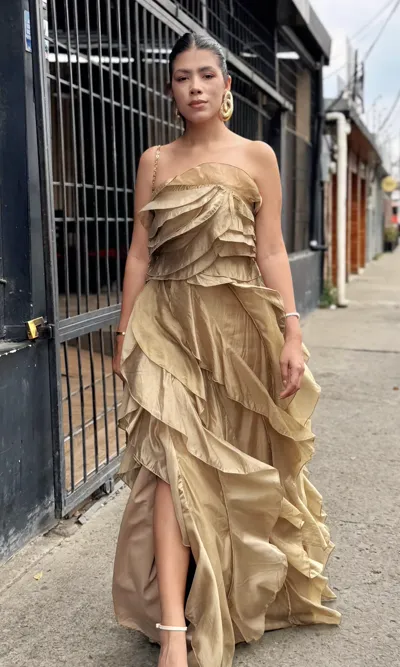 Vestido Largo Dorado Volantes